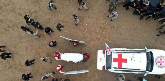 FOTOGRAFÍA. KHAN YOUNIS (SUR DE GAZA) FRANJA DE GAZA, 20 DE FEBRERO DE 2025. Detalle de una vista aérea que muestra al personal de la ONG Cruz Roja recibiendo de manos de terroristas asesinos islamofascistas y antisemitas de Hamás ISIS ataúdes que presuntamente contienen los cuerpos de cuatro rehenes israelíes asesinados en el cautiverio del califato islámico de Gaza, en Khan Younis, sur de la Franja de Gaza, 20 de febrero de 2025. Reuters