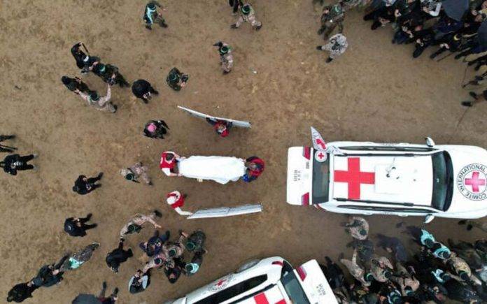 FOTOGRAFÍA. KHAN YOUNIS (SUR DE GAZA) FRANJA DE GAZA, 20 DE FEBRERO DE 2025. Detalle de una vista aérea que muestra al personal de la ONG Cruz Roja recibiendo de manos de terroristas asesinos islamofascistas y antisemitas de Hamás ISIS ataúdes que presuntamente contienen los cuerpos de cuatro rehenes israelíes asesinados en el cautiverio del califato islámico de Gaza, en Khan Younis, sur de la Franja de Gaza, 20 de febrero de 2025. Reuters
