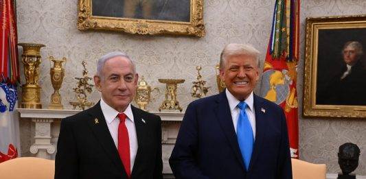 FOTOGRAFÍA. WASHINGTON (ESTADOS UNIDOS DE AMÉRICA), 04 DE FEBRERO DE 2025. El presidente 47° de los Estados Unidos de América por el partido Republicano, Donald John Trump (d), mantuvo este martes una reunión con su homólogo del Estado de Israel por el partido Likud, Benjamín Netanyahu (i), en la Casa Blanca, Presidencia del Gobierno de United States of América, tras una charla sin censura con la prensa y una rueda de prensa posterior a este encuentro histórico entre los mandatarios de ambos Naciones. Antes, el líder del mundo libre recibió con honores al primer ministro de la Tierra Santa, la primera reunión de Trump con un jefe de Gobierno extranjero desde que tomó posesión el pasado 20 de enero de 2025. Lasvocesdelpueblo (Ñ Pueblo)