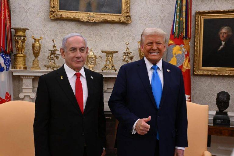 FOTOGRAFÍA. WASHINGTON (ESTADOS UNIDOS DE AMÉRICA), 04 DE FEBRERO DE 2025. El presidente 47° de los Estados Unidos de América por el partido Republicano, Donald John Trump (d), mantuvo este martes una reunión con su homólogo del Estado de Israel por el partido Likud, Benjamín Netanyahu (i), en la Casa Blanca, Presidencia del Gobierno de United States of América, tras una charla sin censura con la prensa y una rueda de prensa posterior a este encuentro histórico entre los mandatarios de ambos Naciones. Antes, el líder del mundo libre recibió con honores al primer ministro de la Tierra Santa, la primera reunión de Trump con un jefe de Gobierno extranjero desde que tomó posesión el pasado 20 de enero de 2025. Lasvocesdelpueblo (Ñ Pueblo)