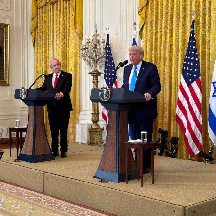 FOTOGRAFÍA. WASHINGTON (ESTADOS UNIDOS DE AMÉRICA), 04 DE FEBRERO DE 2025. El presidente 47° de los Estados Unidos de América por el partido Republicano, Donald John Trump (d), mantuvo este martes una reunión con su homólogo del Estado de Israel por el partido Likud, Benjamín Netanyahu (i), en la Casa Blanca, Presidencia del Gobierno de United States of América, tras una charla sin censura con la prensa y una rueda de prensa posterior a este encuentro histórico entre los mandatarios de ambos Naciones. Antes, el líder del mundo libre recibió con honores al primer ministro de la Tierra Santa, la primera reunión de Trump con un jefe de Gobierno extranjero desde que tomó posesión el pasado 20 de enero de 2025. Lasvocesdelpueblo (Ñ Pueblo)