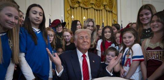 FOTOGRAFÍA. CASA BLANCA (WASHINGTON) ESTADOS UNIDOS DE AMÉRICA, 05 DE FEBRERO DE 2025. El líder del mundo libre cumple con su promesa electoral de mantener fuera del deporte femenino a los hombre (los TRANS/Transgéneros) con una orden ejecutiva en la Presidencia del Gobierno estadounidense junto a las futuras deportivas estadounidenses y deportistas. "Con esta orden ejecutiva, LA GUERRA CONTRA EL DEPORTE FEMENINO HA TERMINADO (With this executive order, THE WAR ON WOMEN'S SPORTS IS OVER)". "Estamos advirtiendo a todas las escuelas que reciben dinero de los contribuyentes que si permiten que los hombres se hagan cargo de los equipos deportivos femeninos o invadan sus vestuarios, serán investigados por violaciones del Título IX y arriesgarán su financiación federal (We're putting every school receiving taxpayer dollars on notice that if you let men take over women's sports teams or invade your locker rooms, you will be investigated for violations of Title IX and risk your federal funding)", advirtió el 47ª Presidente Donald John Trump. Lasvocesdelpueblo (Ñ Pueblo)