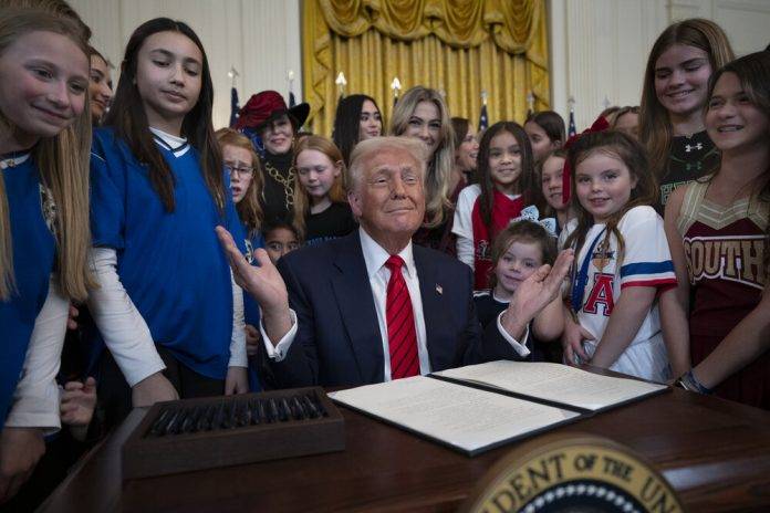 FOTOGRAFÍA. CASA BLANCA (WASHINGTON) ESTADOS UNIDOS DE AMÉRICA, 05 DE FEBRERO DE 2025. El líder del mundo libre cumple con su promesa electoral de mantener fuera del deporte femenino a los hombre (los TRANS/Transgéneros) con una orden ejecutiva en la Presidencia del Gobierno estadounidense junto a las futuras deportivas estadounidenses y deportistas. "Con esta orden ejecutiva, LA GUERRA CONTRA EL DEPORTE FEMENINO HA TERMINADO (With this executive order, THE WAR ON WOMEN'S SPORTS IS OVER)". "Estamos advirtiendo a todas las escuelas que reciben dinero de los contribuyentes que si permiten que los hombres se hagan cargo de los equipos deportivos femeninos o invadan sus vestuarios, serán investigados por violaciones del Título IX y arriesgarán su financiación federal (We're putting every school receiving taxpayer dollars on notice that if you let men take over women's sports teams or invade your locker rooms, you will be investigated for violations of Title IX and risk your federal funding)", advirtió el 47ª Presidente Donald John Trump. Lasvocesdelpueblo (Ñ Pueblo)