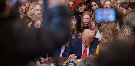 FOTOGRAFÍA. CASA BLANCA (WASHINGTON) ESTADOS UNIDOS DE AMÉRICA, 05 DE FEBRERO DE 2025. El líder del mundo libre cumple con su promesa electoral de mantener fuera del deporte femenino a los hombre (los TRANS/Transgéneros) con una orden ejecutiva en la Presidencia del Gobierno estadounidense junto a las futuras deportivas estadounidenses y deportistas. "Con esta orden ejecutiva, LA GUERRA CONTRA EL DEPORTE FEMENINO HA TERMINADO (With this executive order, THE WAR ON WOMEN'S SPORTS IS OVER)". "Estamos advirtiendo a todas las escuelas que reciben dinero de los contribuyentes que si permiten que los hombres se hagan cargo de los equipos deportivos femeninos o invadan sus vestuarios, serán investigados por violaciones del Título IX y arriesgarán su financiación federal (We're putting every school receiving taxpayer dollars on notice that if you let men take over women's sports teams or invade your locker rooms, you will be investigated for violations of Title IX and risk your federal funding)", advirtió el 47ª Presidente Donald John Trump. Lasvocesdelpueblo (Ñ Pueblo)
