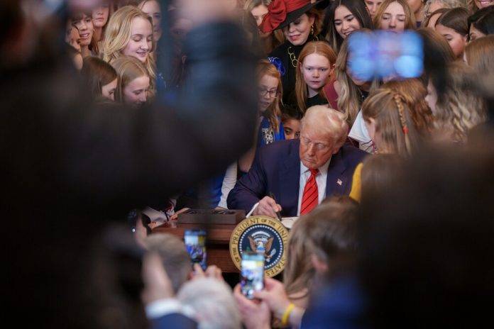 FOTOGRAFÍA. CASA BLANCA (WASHINGTON) ESTADOS UNIDOS DE AMÉRICA, 05 DE FEBRERO DE 2025. El líder del mundo libre cumple con su promesa electoral de mantener fuera del deporte femenino a los hombre (los TRANS/Transgéneros) con una orden ejecutiva en la Presidencia del Gobierno estadounidense junto a las futuras deportivas estadounidenses y deportistas. "Con esta orden ejecutiva, LA GUERRA CONTRA EL DEPORTE FEMENINO HA TERMINADO (With this executive order, THE WAR ON WOMEN'S SPORTS IS OVER)". "Estamos advirtiendo a todas las escuelas que reciben dinero de los contribuyentes que si permiten que los hombres se hagan cargo de los equipos deportivos femeninos o invadan sus vestuarios, serán investigados por violaciones del Título IX y arriesgarán su financiación federal (We're putting every school receiving taxpayer dollars on notice that if you let men take over women's sports teams or invade your locker rooms, you will be investigated for violations of Title IX and risk your federal funding)", advirtió el 47ª Presidente Donald John Trump. Lasvocesdelpueblo (Ñ Pueblo)