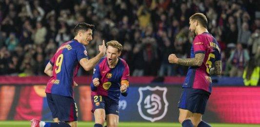 FOTOGRAFÍA. BARCELONA (REINO DE ESPAÑA), 17 DE FEBRERO DE 2025. 1-0. El Barcelona gana al Rayo con un gol de penalti de Lewandowski y se sitúa líder El delantero del Barcelona Robert Lewandowski (i) celebra con Frenkie de Jong (c) e Íñigo Martínez tras marcar ante el Rayo, durante el partido de LaLiga de fútbol que FC Barcelona y Rayo Vallecano disputaron en el estadio Lluis Companys. Efe