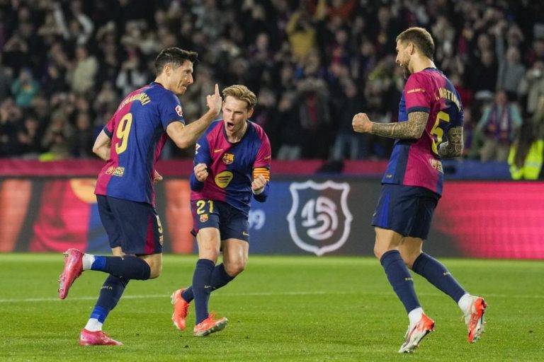 FOTOGRAFÍA. BARCELONA (REINO DE ESPAÑA), 17 DE FEBRERO DE 2025. 1-0. El Barcelona gana al Rayo con un gol de penalti de Lewandowski y se sitúa líder El delantero del Barcelona Robert Lewandowski (i) celebra con Frenkie de Jong (c) e Íñigo Martínez tras marcar ante el Rayo, durante el partido de LaLiga de fútbol que FC Barcelona y Rayo Vallecano disputaron en el estadio Lluis Companys. Efe
