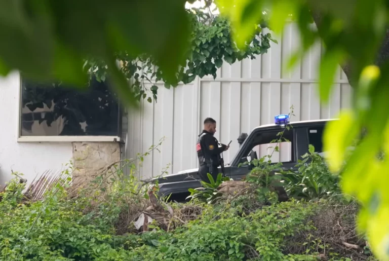 FOTOGRAFÍA. CARACAS (VENEZUELA), 14 DE FEBRERO DE 2025. Detalle de Fuerzas chavistas de la dictadura comunista de Venezuela custodiando las instalaciones de la embajada de Argentina en Caracas (Venezuela), donde llevan 11 meses aislados 5 opositores perseguidos por el narco-regimen WOKE y socialista del tirano Nicolás Maduro Moros. Lasvocesdelpueblo (Ñ Pueblo)