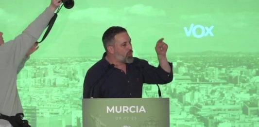 FOTOGRAFÍA. MURCIA (REGIÓN DE MURCIA) REINO DE ESPAÑA, 09 DE FEBRERO DE 2025. El presidente de Vox y de Patriots of Europe, Santiago Abascal Conde, se da un baño de masas durante una comida y charla con los simpatizantes y militantes de esta formación patriota d elas clases obreras del Reino de España, al menos 1.500 personas, confirman fuentes de la organización. Entre los asistentes, el líder regional y ex vicepresidente de la región de Murcia, José Ángel Antelo. Lasvocesdelpueblo (Ñ Pueblo)