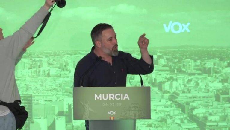 FOTOGRAFÍA. MURCIA (REGIÓN DE MURCIA) REINO DE ESPAÑA, 09 DE FEBRERO DE 2025. El presidente de Vox y de Patriots of Europe, Santiago Abascal Conde, se da un baño de masas durante una comida y charla con los simpatizantes y militantes de esta formación patriota d elas clases obreras del Reino de España, al menos 1.500 personas, confirman fuentes de la organización. Entre los asistentes, el líder regional y ex vicepresidente de la región de Murcia, José Ángel Antelo. Lasvocesdelpueblo (Ñ Pueblo)