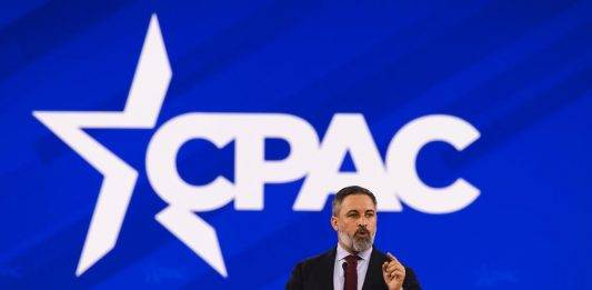 FOTOGRAFÍA. WASHINGTON (ESTADOS UNIDOS DE AMÉRICA), 20 DE FEBRERO DE 2025. El presidente de VOX y líder del patriotismo europeo Patriots of Europe (Patriotas por Europa), Santiago Abascal Conde, recuerda ante los asistentes a la Conservative Party Action Conference ["Conferencia Política de Acción Conservadora"] (CPAC) que el presidente del Gobierno de España, secretario general del PSOE y líder de la WOKE en España, Pedro Sánchez Pérez Castejón, viaja a Kiev (Ucrania), "pero no lo va a hacer para decir a los ucranianos que las bombas que lanza Rusia las paga él mismo, que le compra a Rusia el doble de gas que compraba antes de la guerra... y con ese dinero que han dado, han financiado la guerra" al presidente de la Federación Rusa, "Vladímir Vladímirovich Putin". Lasvocesdelpueblo (Ñ pueblo)