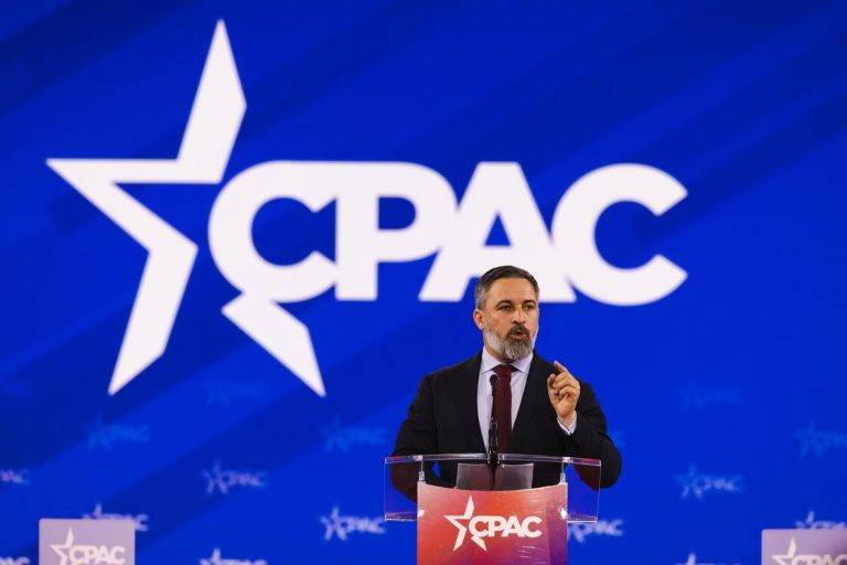 FOTOGRAFÍA. WASHINGTON (ESTADOS UNIDOS DE AMÉRICA), 20 DE FEBRERO DE 2025. El presidente de VOX y líder del patriotismo europeo Patriots of Europe (Patriotas por Europa), Santiago Abascal Conde, recuerda ante los asistentes a la Conservative Party Action Conference ["Conferencia Política de Acción Conservadora"] (CPAC) que el presidente del Gobierno de España, secretario general del PSOE y líder de la WOKE en España, Pedro Sánchez Pérez Castejón, viaja a Kiev (Ucrania), "pero no lo va a hacer para decir a los ucranianos que las bombas que lanza Rusia las paga él mismo, que le compra a Rusia el doble de gas que compraba antes de la guerra... y con ese dinero que han dado, han financiado la guerra" al presidente de la Federación Rusa, "Vladímir Vladímirovich Putin". Lasvocesdelpueblo (Ñ pueblo)