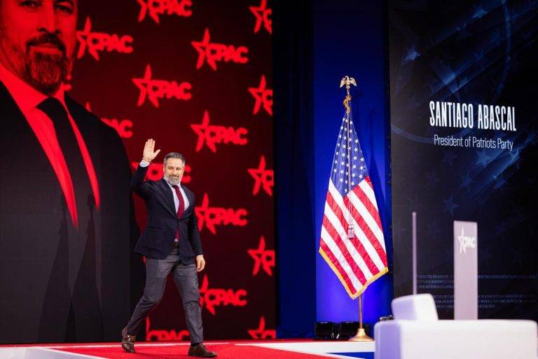 FOTOGRAFÍA. WASHINGTON (ESTADOS UNIDOS DE AMÉRICA), 20 DE FEBRERO DE 2025. El presidente de VOX y líder del patriotismo europeo Patriots of Europe (Patriotas por Europa), Santiago Abascal Conde, recuerda ante los asistentes a la Conservative Party Action Conference ["Conferencia Política de Acción Conservadora"] (CPAC) que el presidente del Gobierno de España, secretario general del PSOE y líder de la WOKE en España, Pedro Sánchez Pérez Castejón, viaja a Kiev (Ucrania), "pero no lo va a hacer para decir a los ucranianos que las bombas que lanza Rusia las paga él mismo, que le compra a Rusia el doble de gas que compraba antes de la guerra... y con ese dinero que han dado, han financiado la guerra" al presidente de la Federación Rusa, "Vladímir Vladímirovich Putin". Lasvocesdelpueblo (Ñ pueblo)