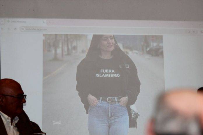 Alicia Tomás; Sergio Macián y Josep Alsina calvés analizan las consecuencias de la inmigración en la conferencia Inmigración el debate imposible (5) FOTOGRAFÍA. SARRIÁ-SAN GERVASIO (BARCELONA) CATALUÑA (REINO DE ESPAÑA, 21 DE FEBRERO DE 2025. La conferencia "Inmigración El Debate Imposible" ha reunido hoy en en distrito barcelonés de Sarriá-San Gervasio —en uno de los auditorios del Hotel Silken Sant Gervasi— a la miembro de la Asociación de Mujeres por la Igualdad (AMPI) y portavoz del Grupo Municipal de VOX en el Ayuntamiento de Tarrasa (Barcelona), Alicia Tomás Martínez (en la imagen); el Letrado de la Administración de la Justicia en el Juzgado de Primera Instancia Número 4 de Tarragona, presidente del Comité Ejecutivo Provincial de VOX en Tarragona y diputado por Tarragona al Parlamento de Cataluña, Sergio Macián de Greef; y el histórico del hispanismo en Barcelona, licenciado en Biología por la Universidad de Barcelona; Máster de Historia en Ciencias y Doctor en Filosofía e Historia de la Ciencia por la Universidad Autónoma de Barcelona (UAB); Catedrático de Instituto de Biología y Geología por Oposición desde el año 1984, Josep Alsina Calvés, para debatir sobre las consecuencias de la invasión migratoria en el viejo Continente, principalmente en los países de la Unión Europea; un acto presentado y dirigido por parte del delegado en Barcelona de la Fundación Denaes para la Defensa de la Nación Española, Vicente Durá Bono, en el que también intervenido también el presidente de asociación cultural Somatemps, Rafael María Molina. Lasvocesdelpueblo (Ñ Pueblo)