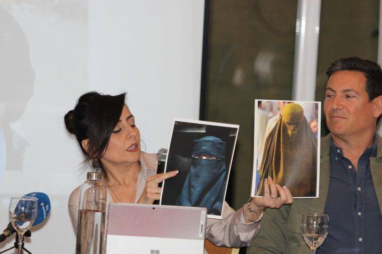  FOTOGRAFÍA. SARRIÁ-SAN GERVASIO (BARCELONA) CATALUÑA (REINO DE ESPAÑA, 21 DE FEBRERO DE 2025. La conferencia "Inmigración El Debate Imposible" ha reunido hoy en en distrito barcelonés de Sarriá-San Gervasio —en uno de los auditorios del Hotel Silken Sant Gervasi— a la miembro de la Asociación de Mujeres por la Igualdad (AMPI) y portavoz del Grupo Municipal de VOX en el Ayuntamiento de Tarrasa (Barcelona), Alicia Tomás Martínez; el Letrado de la Administración de la Justicia en el Juzgado de Primera Instancia Número 4 de Tarragona, presidente del Comité Ejecutivo Provincial de VOX en Tarragona y diputado por Tarragona al Parlamento de Cataluña, Sergio Macián de Greef; y el histórico del hispanismo en Barcelona, licenciado en Biología por la Universidad de Barcelona; Máster de Historia en Ciencias y Doctor en Filosofía e Historia de la Ciencia por la Universidad Autónoma de Barcelona (UAB); Catedrático de Instituto de Biología y Geología por Oposición desde el año 1984, Josep Alsina Calvés, para debatir sobre las consecuencias de la invasión migratoria en el viejo Continente, principalmente en los países de la Unión Europea; un acto presentado y dirigido por parte del delegado en Barcelona de la Fundación Denaes para la Defensa de la Nación Española, Vicente Durá Bono, en el que también intervenido también el presidente de asociación cultural Somatemps, Rafael María Molina. Lasvocesdelpueblo (Ñ Pueblo)