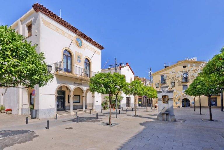 FOTOGRAFÍA. PINEDA DE MAR (BARCELONA) CATALUÑA (REINO DE ESPAÑA), 11 DE FEBRERO DE 2025. Detalle de la Plaza de Cataluña, junto al Palacio del Ayuntamiento de Pineda de Mar, municipio y ciudad de la Comarca del Maresme, en provincia de Barcelona (Comunidad autónoma de Cataluña) Reino de España. Ayuntamiento Pineda de Mar/Lasvocesdelpueblo (Ñ Pueblo)