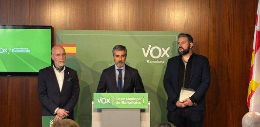 BARCELONA (REINO DE ESPAÑA), 26 DE FEBRERO DE 2025. El presidente del grupo municipal de VOX en Barcelona, Gonzalo de Oro-Pulido Plaza (c); el portavoz de VOX en L'Hospitalet de Llobregat (Barcelona), Francisco González Navarro (i), comparecen hoy en rueda de prensa junto al analista internacional y especialista en inmigración, Rubén Pulido (d), para alertar sobre la grave crisis de seguridad que afecta a ambas ciudades y anunciar nuevas iniciativas para combatir el fraude en los empadronamientos masivos. Lasvocesdelpueblo (Ñ Pueblo)