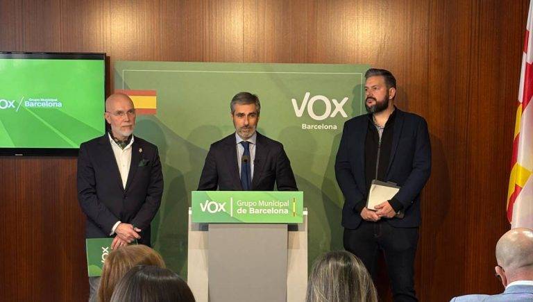 BARCELONA (REINO DE ESPAÑA), 26 DE FEBRERO DE 2025. El presidente del grupo municipal de VOX en Barcelona, Gonzalo de Oro-Pulido Plaza (c); el portavoz de VOX en L'Hospitalet de Llobregat (Barcelona), Francisco González Navarro (i), comparecen hoy en rueda de prensa junto al analista internacional y especialista en inmigración, Rubén Pulido (d), para alertar sobre la grave crisis de seguridad que afecta a ambas ciudades y anunciar nuevas iniciativas para combatir el fraude en los empadronamientos masivos. Lasvocesdelpueblo (Ñ Pueblo)
