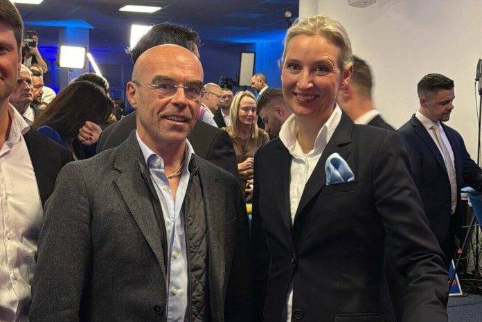 FOTOGRAFÍA. BERLÍN (ALEMANIA), 23 DE FEBRERO DE 2025. El jefe de la Delegación de VOX en la Unión Europea, y principalmente en el parlamento Europeo, el catalán Jorge Buxadé Villalba (i), se ha desplazado hasta el Hotel Electoral de la formación patriota alemana de las clases trabajadoras Alternative für Deutschland -Alternativa por Alemania- (AFD), desde donde ha trasladado en persona a la candidata presidencial, Alice Weidel (d), la felicitación del patriotismo español, representado por VOX partido político que preside Santiago Abascal Conde, por el histórico resultado de AFD en las elecciones generales alemanas de este domingo, siempre según encuestas a pie de urnas. Lasvocesdelpueblo (Ñ Pueblo)