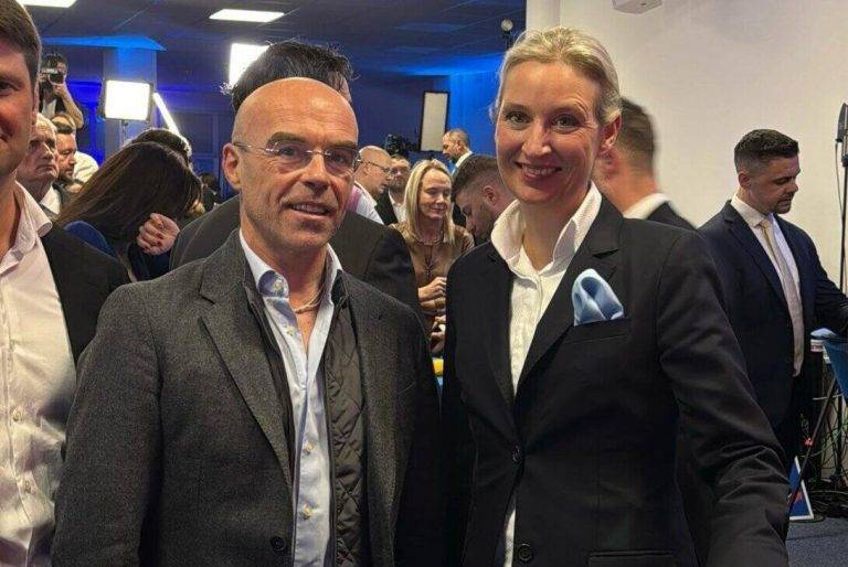 FOTOGRAFÍA. BERLÍN (ALEMANIA), 23 DE FEBRERO DE 2025. El jefe de la Delegación de VOX en la Unión Europea, y principalmente en el parlamento Europeo, el catalán Jorge Buxadé Villalba (i), se ha desplazado hasta el Hotel Electoral de la formación patriota alemana de las clases trabajadoras Alternative für Deutschland -Alternativa por Alemania- (AFD), desde donde ha trasladado en persona a la candidata presidencial, Alice Weidel (d), la felicitación del patriotismo español, representado por VOX partido político que preside Santiago Abascal Conde, por el histórico resultado de AFD en las elecciones generales alemanas de este domingo, siempre según encuestas a pie de urnas. Lasvocesdelpueblo (Ñ Pueblo)