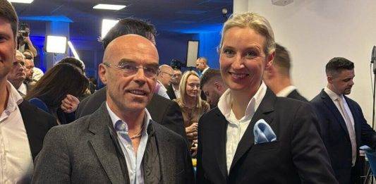 FOTOGRAFÍA. BERLÍN (ALEMANIA), 23 DE FEBRERO DE 2025. El jefe de la Delegación de VOX en la Unión Europea, y principalmente en el parlamento Europeo, el catalán Jorge Buxadé Villalba (i), se ha desplazado hasta el Hotel Electoral de la formación patriota alemana de las clases trabajadoras Alternative für Deutschland -Alternativa por Alemania- (AFD), desde donde ha trasladado en persona a la candidata presidencial, Alice Weidel (d), la felicitación del patriotismo español, representado por VOX partido político que preside Santiago Abascal Conde, por el histórico resultado de AFD en las elecciones generales alemanas de este domingo, siempre según encuestas a pie de urnas. Lasvocesdelpueblo (Ñ Pueblo)