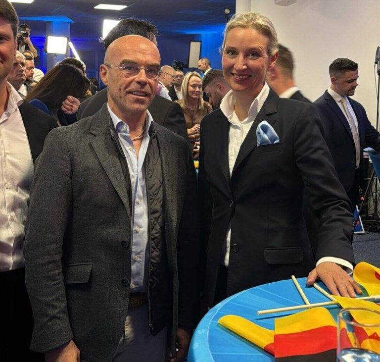 FOTOGRAFÍA. BERLÍN (ALEMANIA), 23 DE FEBRERO DE 2025. El jefe de la Delegación de VOX en la Unión Europea, y principalmente en el parlamento Europeo, el catalán Jorge Buxadé Villalba (i), se ha desplazado hasta el Hotel Electoral de la formación patriota alemana de las clases trabajadoras Alternative für Deutschland -Alternativa por Alemania- (AFD), desde donde ha trasladado en persona a la candidata presidencial, Alice Weidel (d), la felicitación del patriotismo español, representado por VOX partido político que preside Santiago Abascal Conde, por el histórico resultado de AFD en las elecciones generales alemanas de este domingo, siempre según encuestas a pie de urnas. Lasvocesdelpueblo (Ñ Pueblo)