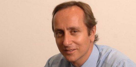 FOTOGRAFÍA. MADRID (COMUNIDAD DE MADRID) REINO DE ESPAÑA, 30 DE ENERO DE 2016. En la imagen, el director del programa de 13 Televisión, un medio de comunicación de tendencia de derecha, "La Marimorena", Carlos Cuesta Arce, quien desde septiembre de 2022 se incorporó como director adjunto del Grupo Libertad Digita (Esradio) con jefe, el antiVox jefe Federico Jorge Jiménez Losantos, quien a su vez desde septiembre de 2009 es director y presentador del programa radiofónico "Es la Mañana de Federico" de la Cadena "EsRadio" del Grupo Libertad Digital S.A.—. Carlos Cuesta Arce Perfil en "La Marimorena"/Lasvocesdelpueblo (Ñ Pueblo)