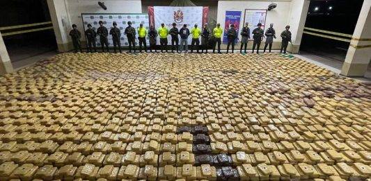 FOTOGRAFÍA. TRINIDAD (CASANARE) COLOMBIA), 01 DE FEBRERO DE 2025. El Ejército exhibe su botín de una incautación de cuatro toneladas de marihuana, al menos 3.000.000 de dosis de esta droga, registrada este sábado en Trinidad (Colombia) tras un el operativo se realizó en una carretera del caserío Bocas del Pauto, un corregimiento del municipio de Trinidad. Las tropas desplegadas para realizar labores de registro y control inspeccionaron un camión y tras revisar la carga, que simulaba ser una mudanza, hallaron lonas en las que estaba la marihuana. Ejército de Colombia/Efe