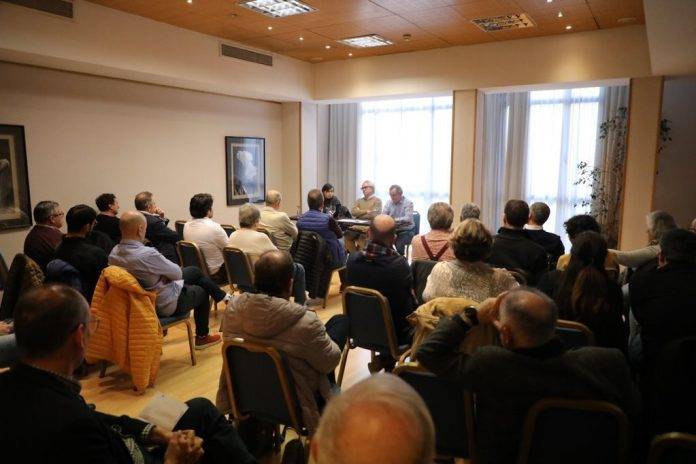 FOTOGRAFÍA. MADRID (REINO DE ESPAÑA), 14 DE FEBRERO DE 2025. El secretario general de Ciutadans Partit de la Ciutadanía Ciudadanos (Cs) (c), Carlos Pérez-Nievas López de Goicoechea, ha sido registrado este viernes durante una charla con las bases de su formación en Madrid. Lasvocesdelpueblo (Ñ Pueblo)