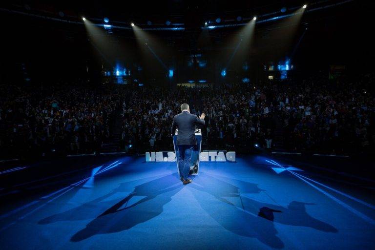 FOTOGRAFÍA. MADRID (REINO DE ESPAÑA), 08 DE FEBRERO DE 2025. Bajo lema "Hacer Europa Grande otra Vez (Make Europe Great Again)", el Hotel Marriott Auditorium de capital del Reino, Madrid, ha acogido este viernes y hoy sábado 8 de febrero  la primera Cumbre de Patriots of Europe (Patriotas por Europa), una coalición de partidos presidida por el líder de VOX, Santiago Abascal Conde (en la imagen), y cuyo grupo en la Eurocámara engloba a las principales fuerzas patriotas del continente, siendo la tercera fuerza política en el Parlamento Europeo tras el Partido Popular Europeo y el Grupo Socialista. Participan Martín Helme (Estonia), Afroditi Latinopoulou (Grecia), Petr Macinka (República Checa), Krzysztof Bosak (Polonia), André Ventura (Portugal), Andrej Babis (Chequia), Geert Wilders (Países Bajos), Matteo Salvini (Italia), Marine Le Pen (Francia), Viktor Orban (Hungría), Santiago Abascal (España y presidente de Patriots). Lasvocesdelpueblo (Ñ Pueblo)