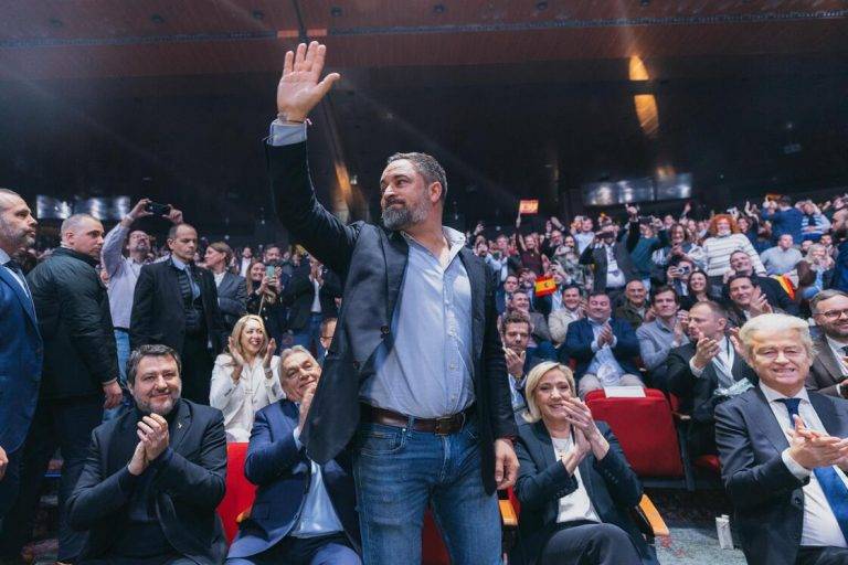 FOTOGRAFÍA. MADRID (REINO DE ESPAÑA), 08 DE FEBRERO DE 2025. Bajo lema "Hacer Europa Grande otra Vez (Make Europe Great Again)", el Hotel Marriott Auditorium de capital del Reino, Madrid, ha acogido este viernes y hoy sábado 8 de febrero  la primera Cumbre de Patriots of Europe (Patriotas por Europa), una coalición de partidos presidida por el líder de VOX, Santiago Abascal Conde, y cuyo grupo en la Eurocámara engloba a las principales fuerzas patriotas del continente, siendo la tercera fuerza política en el Parlamento Europeo tras el Partido Popular Europeo y el Grupo Socialista. Participan Martín Helme (Estonia), Afroditi Latinopoulou (Grecia), Petr Macinka (República Checa), Krzysztof Bosak (Polonia), André Ventura (Portugal), Andrej Babis (Chequia), Geert Wilders (Países Bajos), Matteo Salvini (Italia), Marine Le Pen (Francia), Viktor Orban (Hungría), Santiago Abascal (España y presidente de Patriots). Lasvocesdelpueblo (Ñ Pueblo)