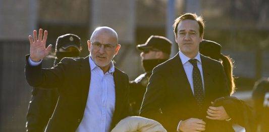 FOTOGRAFÍA. SAN FERNANDO DE HENARES (MADRID), 04/02/2025.-El técnico de la selección masculina de fútbol, Luis de la Fuente, a su llegada para testificar en el juicio que se sigue en la Audiencia Nacional al expresidente de la Real Federación Española de Fútbol (RFEF) Luis Rubiales por agresión sexual y coacciones a la futbolista Jenni Hermoso, este martes en San Fernando de Henares (Madrid). Efe