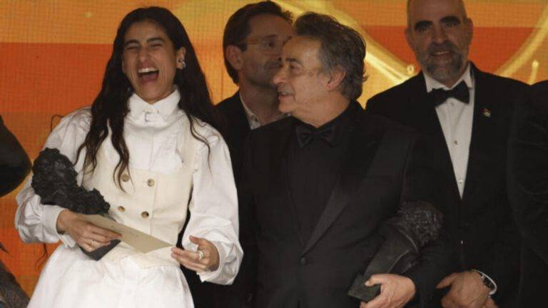 FOTOGRAFÍA. GRANADA (ANDALUCÍA) REINO DE ESPAÑA, 08 DE FEBRERO DE 2025. Actors Eduard Fernández and Carolina Yuste after winning the Goya ex aequo for Best Film for El 47 and La Infiltrada during the 39th Goya Awards ceremony in Granada. Efe