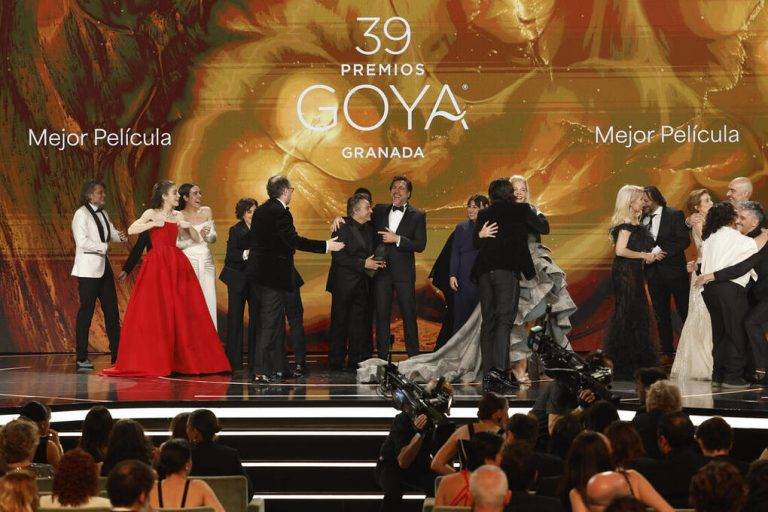 FOTOGRAFÍA. GRANADA, 08 DE FEBRERO DE 2025.- Los equipos de la películas El 47 y La Infiltrada tras recibir el Goya ex aequo a la Mejor película en la 39 edición de los Premios Goya de la Academia de Cine que se celebra este sábado en el Palacio de Congresos y Exposiciones de Granada. Efe