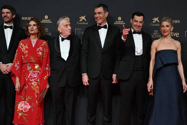 FOTOGRAFÍA. GRANADA (ANDALUCÍA) REINO DE ESPAÑA, 08 Y 09 DE FEBRERO DE 2025. El presidente del Gobierno de españa y líder comunista del PSOE y de la WOKE en España, Pedro Sánchez Pérez-Castejón (3 d), la comunista vicepresidente primera del Gobierno y ministra de Hacienda, María Jesús Montero (2 i), la ultraizquierdista vicepresidente del Gobierno y ministra de Trabajo por la alianza WOKE de las ultraizquierdas SUMAR, Yolanda Díaz Pérez (d), el ultra ministro de Cultura Ernest Urtasun (i), el derechista cobarde presidente del Gobierno autonómico de la Junta de Andalucía por el socialismo azul WOKE Partido Popular (PP), Juan Manuel Moreno Bonilla (Juanma Moreno) (2 d), y el presidente de la Academia de las Artes y las Ciencias Cinematográficas de España, Fernando Méndez-Leite (2 i), en la alfombra roja de la 39 edición de los premios GOYA de la Academia de Cine del Reino de España este sábado en Granada (Andalucía). Efe