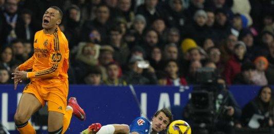 FOTOGRAFÍA. CORNELLÁ DE LLOBREGAT (BARCELONA) CATALUÑA (REINO DE ESPAÑA), 01 DE FEBRERO DE 2025. El delantero francés del Real Madrid, Kylian Mbappé (i) cae derribado durante el encuentro correspondiente a la jornada 22 de Laliga EA Sports que disputaron el Espanyol y Real Madrid en el RCDE Stadium. Efe