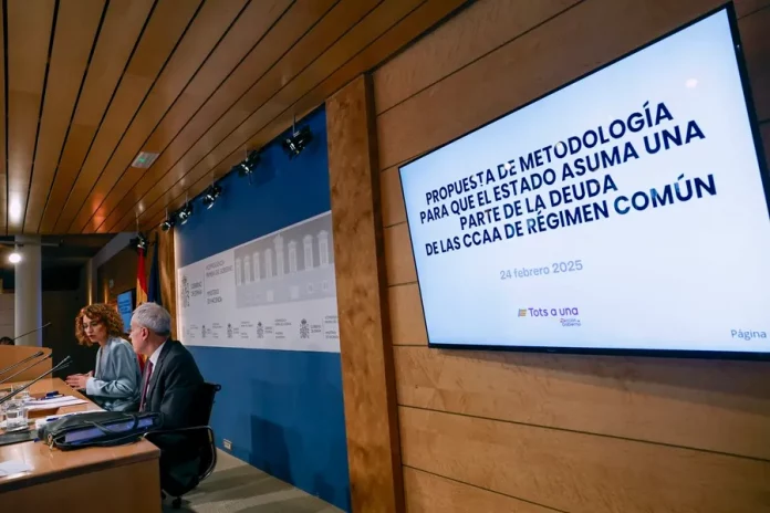 El Estado asumirá 83.252 millones de euros de deuda de las 17 Autonomías (3) FOTOGRAFÍA. MADRID (REINO DE ESPAÑA), 24 DE FEBRERO DE 2025. La vicepresidente primera del Gobierno de España de pedro Sánchez pérez Castejón y ministra de Hacienda por el PSOE, María Jesús Montero Cuadrado, ofrece una rueda de prensa, este lunes en Madrid. El Estado asumirá 83.252 millones de euros de deuda de las 17 Comunidades Autónomas, una medida que beneficiará a "todas" las regiones del régimen común, ha subrayado este lunes Montero. Efe