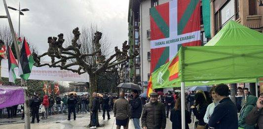 FOTOGRAFÍA. RENTERÍA (COMARCA DE SAN SEBASTIÁN) GUIPÚZCOA) LAS VASCONGADAS (REINO DE ESPAÑA, 22 DE FEBRERO DE 2025. Una turba de ultraviolentos ataca un una Mesa Informativa de VOX, partido con representación parlamentaria en el Parlamento de las Vascongadas, en en Rentería, villa​ y municipio español situado en la parte oriental de la comarca de San Sebastián (Guipúzcoa), con lanzamientos de piedras, monedas, mecheros e incluso se llegan a propinar patadas. Además, se ha podido escuchar en repetidas ocasiones expresiones como «vais a sufrir», «vais a morir», o «vais a volar», así como amenazas personificadas en algunos de los miembros que habían acudido a esta actividad de la formación. Lasvocesdelpueblo (Ñ Pueblo)