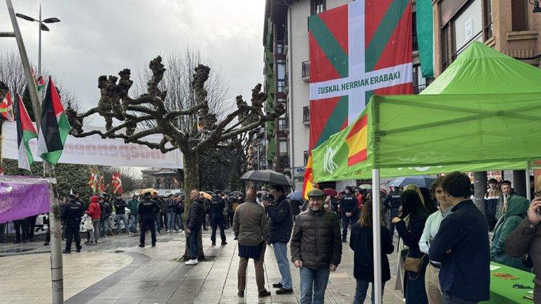 FOTOGRAFÍA. RENTERÍA (COMARCA DE SAN SEBASTIÁN) GUIPÚZCOA) LAS VASCONGADAS (REINO DE ESPAÑA, 22 DE FEBRERO DE 2025. Una turba de ultraviolentos ataca un una Mesa Informativa de VOX, partido con representación parlamentaria en el Parlamento de las Vascongadas, en en Rentería, villa​ y municipio español situado en la parte oriental de la comarca de San Sebastián (Guipúzcoa), con lanzamientos de piedras, monedas, mecheros e incluso se llegan a propinar patadas. Además, se ha podido escuchar en repetidas ocasiones expresiones como «vais a sufrir», «vais a morir», o «vais a volar», así como amenazas personificadas en algunos de los miembros que habían acudido a esta actividad de la formación. Lasvocesdelpueblo (Ñ Pueblo)