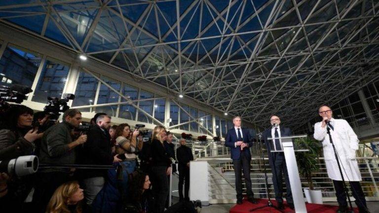 FOTOGRAFÍA. CIUDAD DEL VATICANO (EL VATICANO), 21 DE FEBRERO DE 2025. El profesor Sergio Alfieri y el doctor Luigi Carbone ofrecieron una conferencia de prensa el viernes 21 de febrero por la tarde, una semana después de la hospitalización del Papa. Lasvocesdelpueblo (Ñ Pueblo)