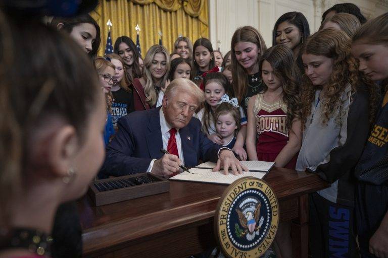 FOTOGRAFÍA. CASA BLANCA (WASHINGTON) ESTADOS UNIDOS DE AMÉRICA, 05 DE FEBRERO DE 2025. El líder del mundo libre cumple con su promesa electoral de mantener fuera del deporte femenino a los hombre (los TRANS/Transgéneros) con una orden ejecutiva en la Presidencia del Gobierno estadounidense junto a las futuras deportivas estadounidenses y deportistas. "Con esta orden ejecutiva, LA GUERRA CONTRA EL DEPORTE FEMENINO HA TERMINADO (With this executive order, THE WAR ON WOMEN'S SPORTS IS OVER)". "Estamos advirtiendo a todas las escuelas que reciben dinero de los contribuyentes que si permiten que los hombres se hagan cargo de los equipos deportivos femeninos o invadan sus vestuarios, serán investigados por violaciones del Título IX y arriesgarán su financiación federal (We're putting every school receiving taxpayer dollars on notice that if you let men take over women's sports teams or invade your locker rooms, you will be investigated for violations of Title IX and risk your federal funding)", advirtió el 47ª Presidente Donald John Trump. Lasvocesdelpueblo (Ñ Pueblo)