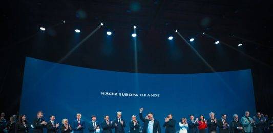 FOTOGRAFÍA. MADRID (REINO DE ESPAÑA), 08 DE FEBRERO DE 2025. Bajo lema "Hacer Europa Grande otra Vez (Make Europe Great Again)", el Hotel Marriott Auditorium de capital del Reino, Madrid, ha acogido este viernes y hoy sábado 8 de febrero  la primera Cumbre de Patriots of Europe (Patriotas por Europa), una coalición de partidos presidida por el líder de VOX, Santiago Abascal Conde, y cuyo grupo en la Eurocámara engloba a las principales fuerzas patriotas del continente, siendo la tercera fuerza política en el Parlamento Europeo tras el Partido Popular Europeo y el Grupo Socialista. Participan Martín Helme (Estonia), Afroditi Latinopoulou (Grecia), Petr Macinka (República Checa), Krzysztof Bosak (Polonia), André Ventura (Portugal), Andrej Babis (Chequia), Geert Wilders (Países Bajos), Matteo Salvini (Italia), Marine Le Pen (Francia), Viktor Orban (Hungría), Santiago Abascal (España y presidente de Patriots). Lasvocesdelpueblo (Ñ Pueblo)