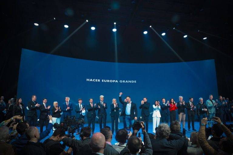 FOTOGRAFÍA. MADRID (REINO DE ESPAÑA), 08 DE FEBRERO DE 2025. Bajo lema "Hacer Europa Grande otra Vez (Make Europe Great Again)", el Hotel Marriott Auditorium de capital del Reino, Madrid, ha acogido este viernes y hoy sábado 8 de febrero  la primera Cumbre de Patriots of Europe (Patriotas por Europa), una coalición de partidos presidida por el líder de VOX, Santiago Abascal Conde, y cuyo grupo en la Eurocámara engloba a las principales fuerzas patriotas del continente, siendo la tercera fuerza política en el Parlamento Europeo tras el Partido Popular Europeo y el Grupo Socialista. Participan Martín Helme (Estonia), Afroditi Latinopoulou (Grecia), Petr Macinka (República Checa), Krzysztof Bosak (Polonia), André Ventura (Portugal), Andrej Babis (Chequia), Geert Wilders (Países Bajos), Matteo Salvini (Italia), Marine Le Pen (Francia), Viktor Orban (Hungría), Santiago Abascal (España y presidente de Patriots). Lasvocesdelpueblo (Ñ Pueblo)