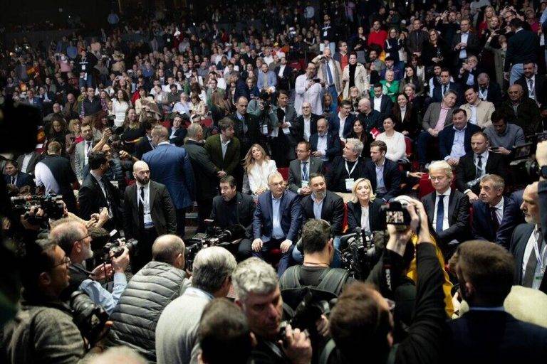 FOTOGRAFÍA. MADRID (REINO DE ESPAÑA), 08 DE FEBRERO DE 2025. Bajo lema "Hacer Europa Grande otra Vez (Make Europe Great Again)", el Hotel Marriott Auditorium de capital del Reino, Madrid, ha acogido este viernes y hoy sábado 8 de febrero  la primera Cumbre de Patriots of Europe (Patriotas por Europa), una coalición de partidos presidida por el líder de VOX, Santiago Abascal Conde, y cuyo grupo en la Eurocámara engloba a las principales fuerzas patriotas del continente, siendo la tercera fuerza política en el Parlamento Europeo tras el Partido Popular Europeo y el Grupo Socialista. Participan Martín Helme (Estonia), Afroditi Latinopoulou (Grecia), Petr Macinka (República Checa), Krzysztof Bosak (Polonia), André Ventura (Portugal), Andrej Babis (Chequia), Geert Wilders (Países Bajos), Matteo Salvini (Italia), Marine Le Pen (Francia), Viktor Orban (Hungría), Santiago Abascal (España y presidente de Patriots). Lasvocesdelpueblo (Ñ Pueblo)