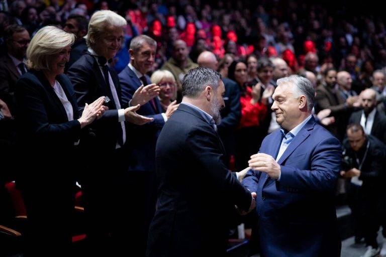 FOTOGRAFÍA. MADRID (REINO DE ESPAÑA), 08 DE FEBRERO DE 2025. Bajo lema "Hacer Europa Grande otra Vez (Make Europe Great Again)", el Hotel Marriott Auditorium de capital del Reino, Madrid, ha acogido este viernes y hoy sábado 8 de febrero  la primera Cumbre de Patriots of Europe (Patriotas por Europa), una coalición de partidos presidida por el líder de VOX, Santiago Abascal Conde, y cuyo grupo en la Eurocámara engloba a las principales fuerzas patriotas del continente, siendo la tercera fuerza política en el Parlamento Europeo tras el Partido Popular Europeo y el Grupo Socialista. Participan Martín Helme (Estonia), Afroditi Latinopoulou (Grecia), Petr Macinka (República Checa), Krzysztof Bosak (Polonia), André Ventura (Portugal), Andrej Babis (Chequia), Geert Wilders (Países Bajos), Matteo Salvini (Italia), Marine Le Pen (Francia), Viktor Orban (Hungría), Santiago Abascal (España y presidente de Patriots). Lasvocesdelpueblo (Ñ Pueblo)