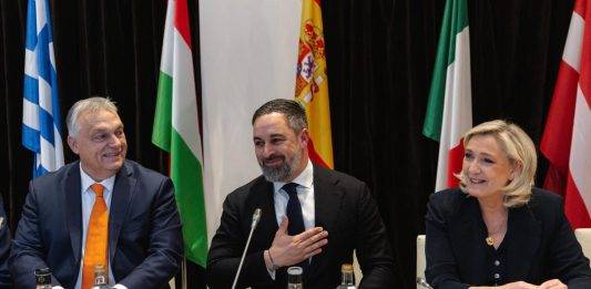 FOTOGRAFÍA. MADRID (REINO DE ESPAÑA), 07 DE FEBRERO DE 2025. El presidente de VOX y de Patriotas por Europa (Patriots of Europe), Santiago Abascal Conde (c), ha recibido esta tarde en la capital del Reino de España, Madrid, a sus homólogos, miembros de la coalición del patriotismo europeo, que representa al tercer grupo en la Eurocámara -detrás del PSOE y del PP- y entre los que se cuentan el primer ministro húngaro, Víktor Orbán (i), la presidente del partido francés Agrupación Nacional, Marion Anne Perrine Le Pen (Marine Le Pen) (d), o el líder del Partido por la Libertad de los Países Bajos, Geert Wilders. Lasvocesdelpueblo (Ñ Pueblo)