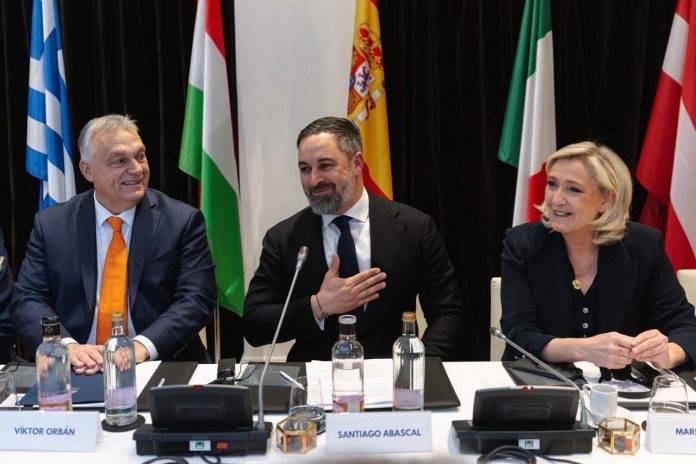 FOTOGRAFÍA. MADRID (REINO DE ESPAÑA), 07 DE FEBRERO DE 2025. El presidente de VOX y de Patriotas por Europa (Patriots of Europe), Santiago Abascal Conde (c), ha recibido esta tarde en la capital del Reino de España, Madrid, a sus homólogos, miembros de la coalición del patriotismo europeo, que representa al tercer grupo en la Eurocámara -detrás del PSOE y del PP- y entre los que se cuentan el primer ministro húngaro, Víktor Orbán (i), la presidente del partido francés Agrupación Nacional, Marion Anne Perrine Le Pen (Marine Le Pen) (d), o el líder del Partido por la Libertad de los Países Bajos, Geert Wilders. Lasvocesdelpueblo (Ñ Pueblo)