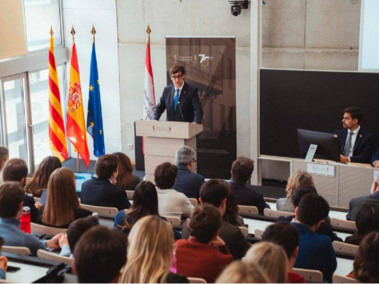 BRUSELAS (BÉLGICA), 19 DE FEBRERO DE 2025. El jefe del Ejecutivo wokista de la Generalitat de Catalunya por el socialismo WOKE PSC/PSOE, Salvador Illa Roca, durante su intervención este miércoles durante la conferencia "Catalonia Leads: Catalonia Leads. En Europe of Shared Prosperity", que ha realizado en el Colegio de Europa de Brujas, que este año celebra su 75 aniversario. Lasvocesdelpueblo (Ñ Pueblo)