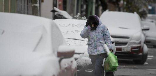 FOTOGRAFÍA. REINO DE ESPAÑA, 21 DE ENERO DE 2025. Detalle de una persona se cubre del frío. Madrid, 01/02/2025. La Agencia de Meteorología (Aemet) prevé para mañana, domingo, la llegada de un frente que dejará un ambiente frío, significativos acumulados de nieve en la cordillera Cantábrica y meseta norte, y abundantes lluvias en el entorno cantábrico, menos probables en el este peninsular. Efe