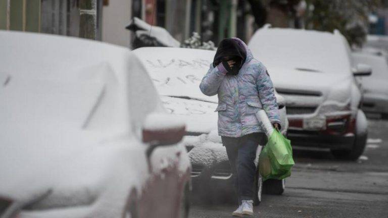 FOTOGRAFÍA. REINO DE ESPAÑA, 21 DE ENERO DE 2025. Detalle de una persona se cubre del frío. Madrid, 01/02/2025. La Agencia de Meteorología (Aemet) prevé para mañana, domingo, la llegada de un frente que dejará un ambiente frío, significativos acumulados de nieve en la cordillera Cantábrica y meseta norte, y abundantes lluvias en el entorno cantábrico, menos probables en el este peninsular. Efe